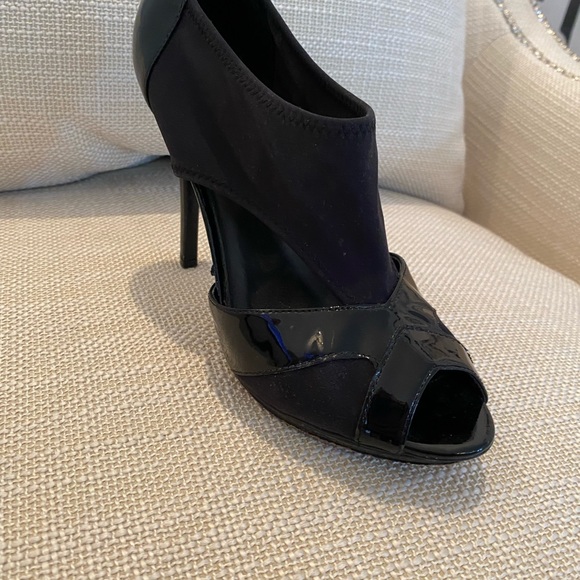 Donald Pliner Vintage Black Patent Heels with Knit Stretch / Open Toe / Size 8.5 - Picture 2 of 7